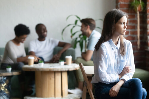 נערה סובלת מחרם חברתי נערה סובלת מחרם חברתי