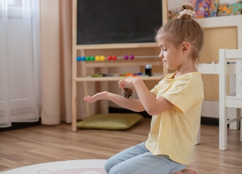 ילדה עם הפרעה בויסות חושי משתמשת באביזר לויסות חושי