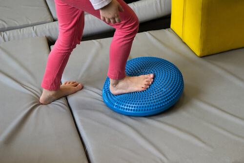 ילדה דורכת על כרית פיתה שנועדה לעזור לטפל בהפרעת ויסות חושי