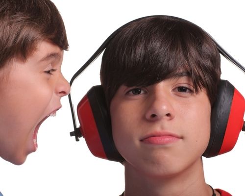 ילד עם אוזניות נגד רעש על ראשו