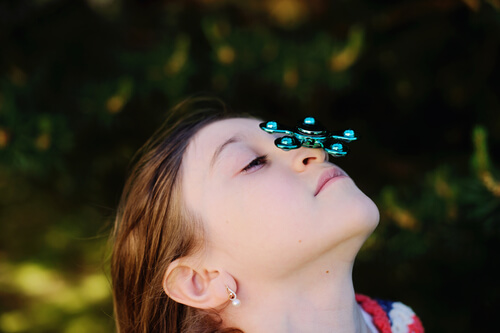 ילדה משחקת משחק לקשב וריכוז